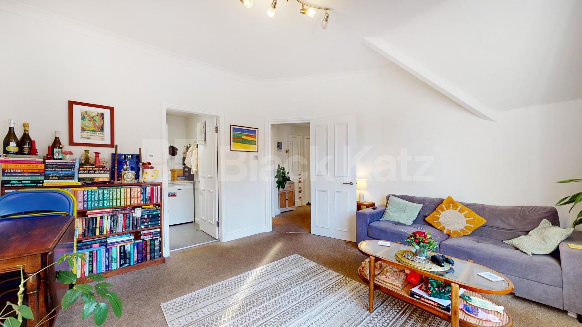 Lovely two bed set within a period house close to Tube & Shops Finchley Road, Finchley Road / Swiss Cottage